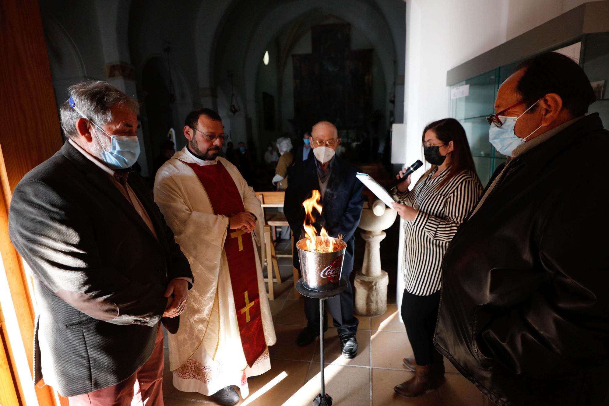 Vigilia pascual y bendición del fuego en Jesús