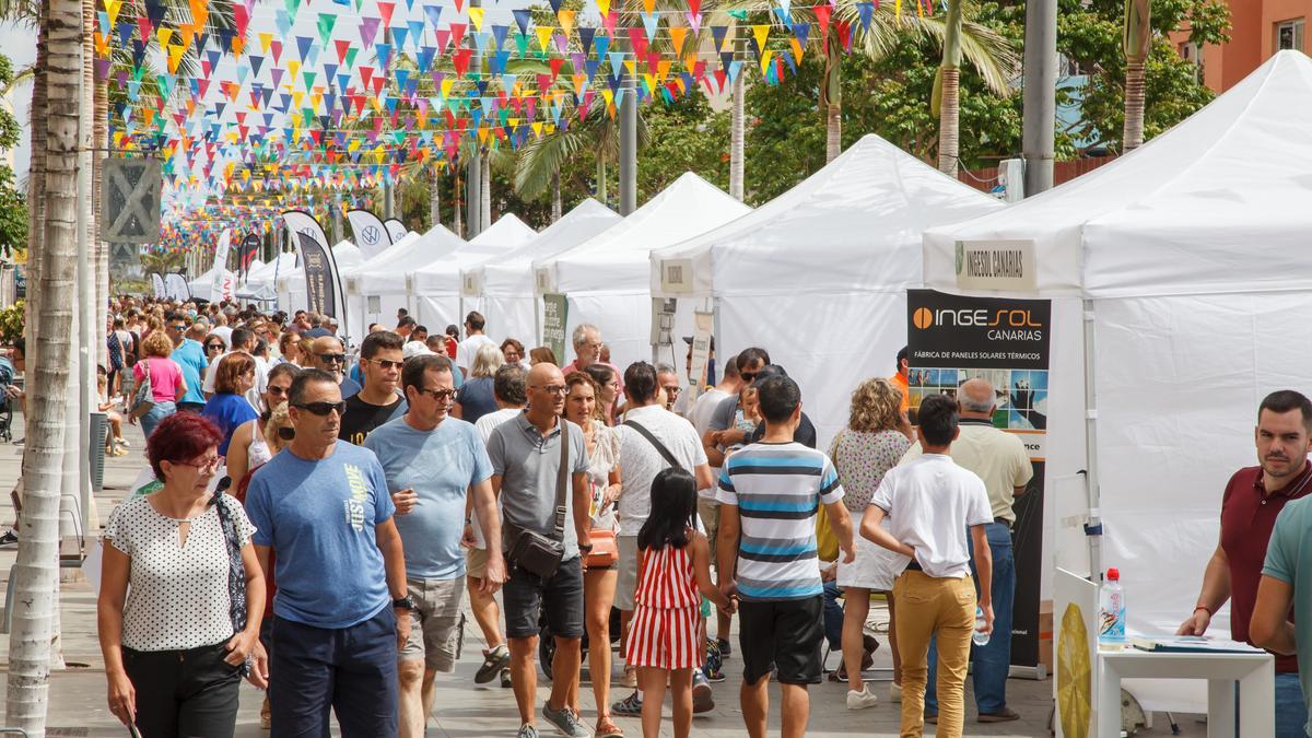 La avenida de Canarias, este domingo, bastante concurrida de visitantes de las dos ferias.