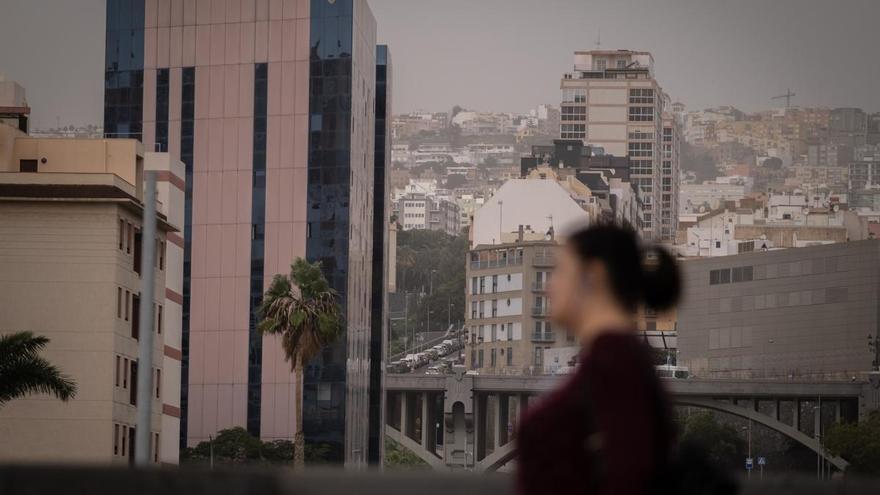 Las temperaturas bajan, pero la calima seguirá estando presente en Canarias este lunes