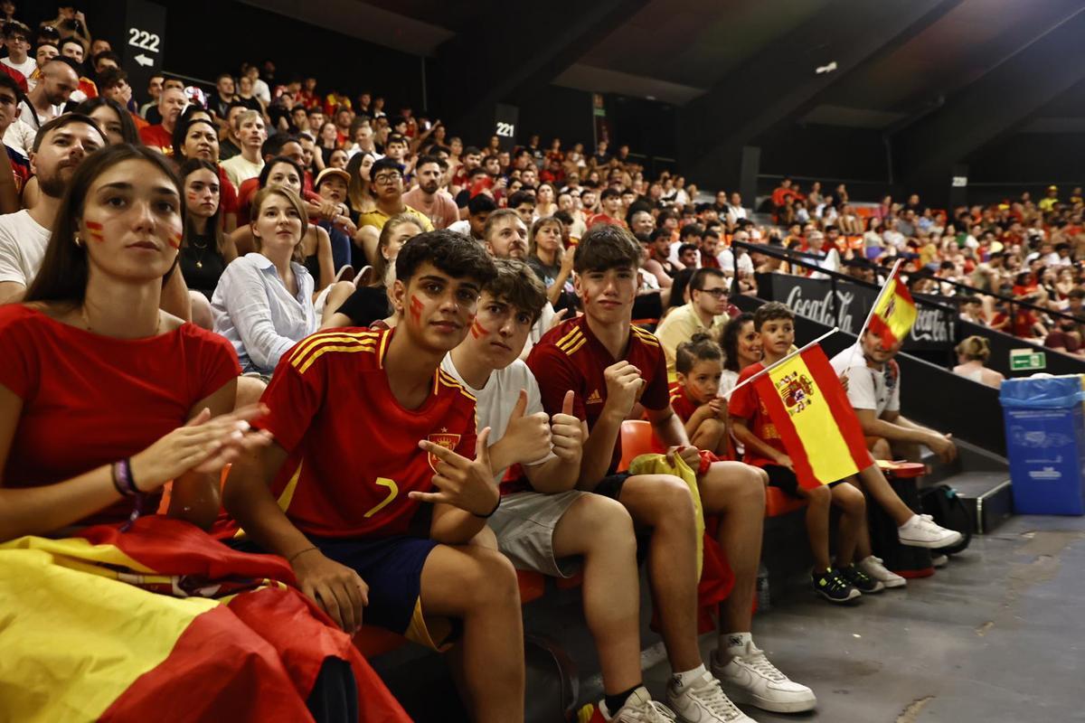 Llenazo en la Fonteta para ver la final España-Inglaterra Llenazo en la Fonteta para ver la final España-Inglaterra