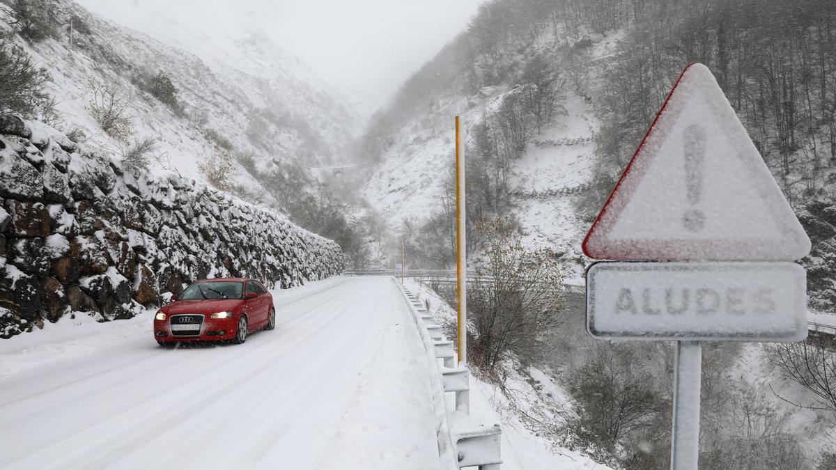 Temporal de nieve en el puerto de San Isisdro