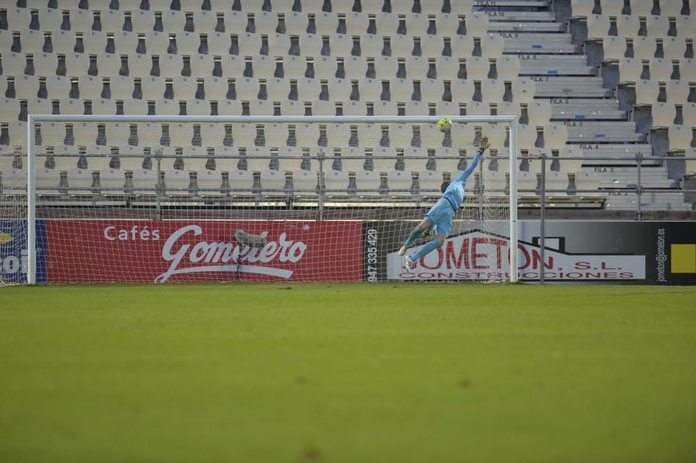 Dos golazos de León permiten al Elche, con un hombre menos por la expulsión de Noblejas, dar la vuelta al partido