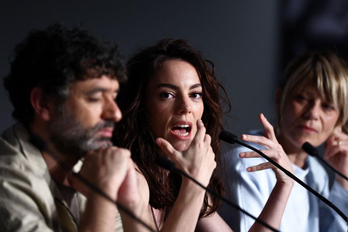 El director Rodrigo Sorogoyen y las actrices Victoria Luengo y Marina Fois atienden a la prensa en Cannes, el pasado 17 de mayo.