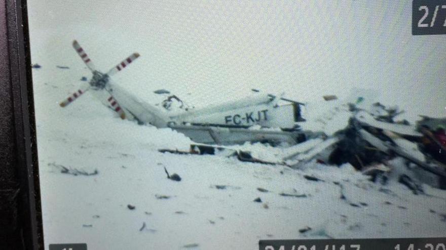 La pantalla de una cámara muestra el helicóptero accidentado.