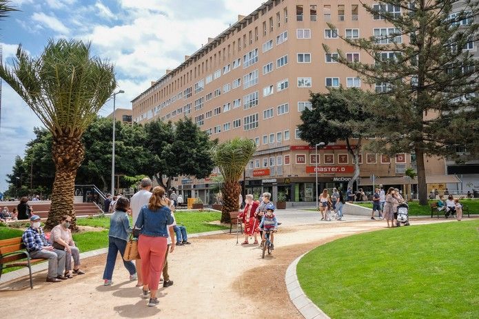 La renovada Plaza de España se llena de visitantes