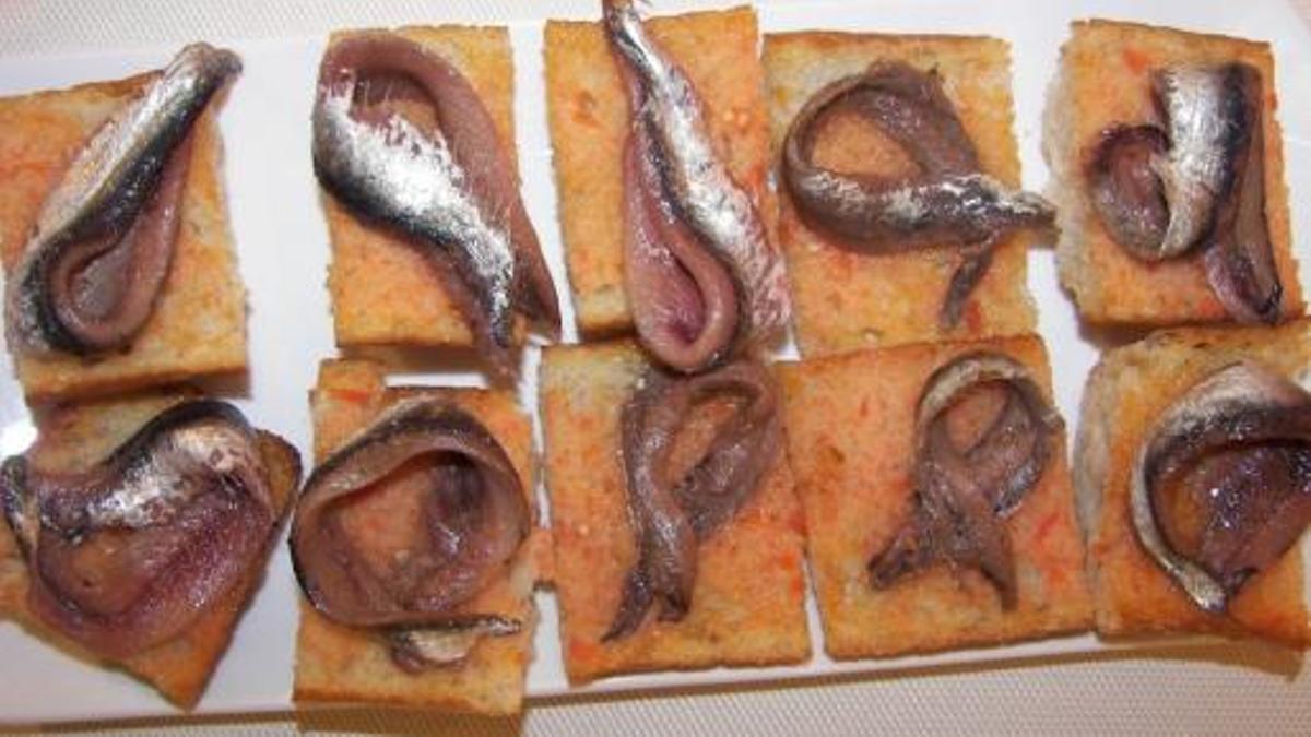Anxoves de l'Escala amb pa amb tomata.