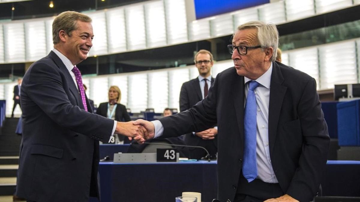 El presidente de la Comisión Europea, Jean-Claude Juncker (izquierda), y el exlíder del UKIP, Nigel Farage.