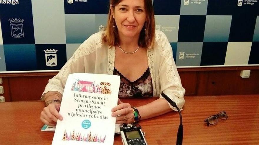 Ysabel Torralbo, con el informe sobre la Semana Santa elaborado por su formación.