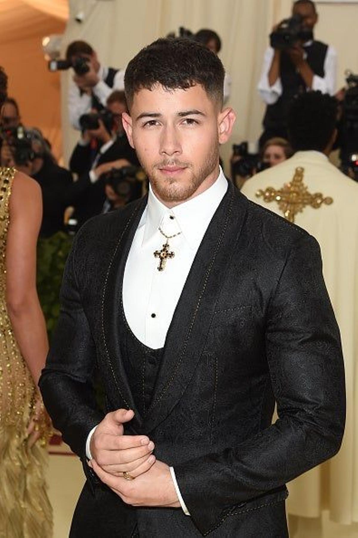 Nick Jonas, de los más serios de la Gala Met