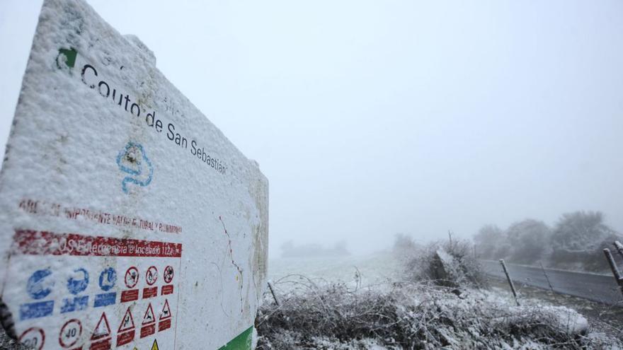 La nieve reaparece en el Alto de Xindiriz durante la mañana