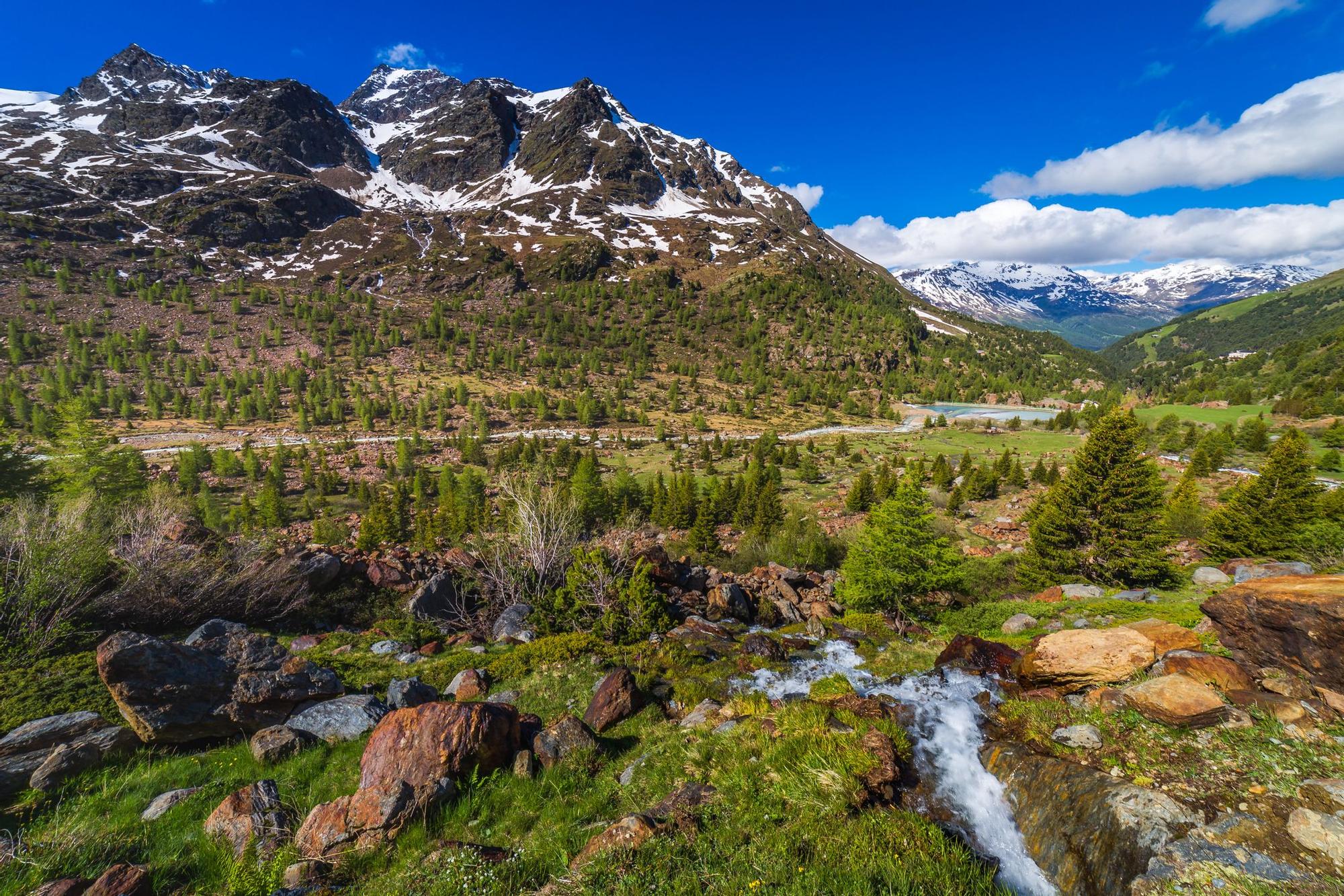 Las montañas nevadas del Stelvio dan paso al flujo de la cascada