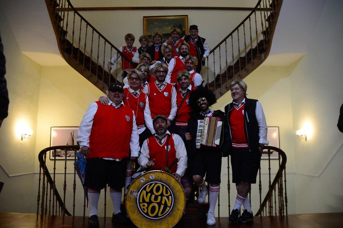 La comparsa Vou nun Bou, este lunes en el Concello de Bueu, durante el homenaje a Xosé Diz.