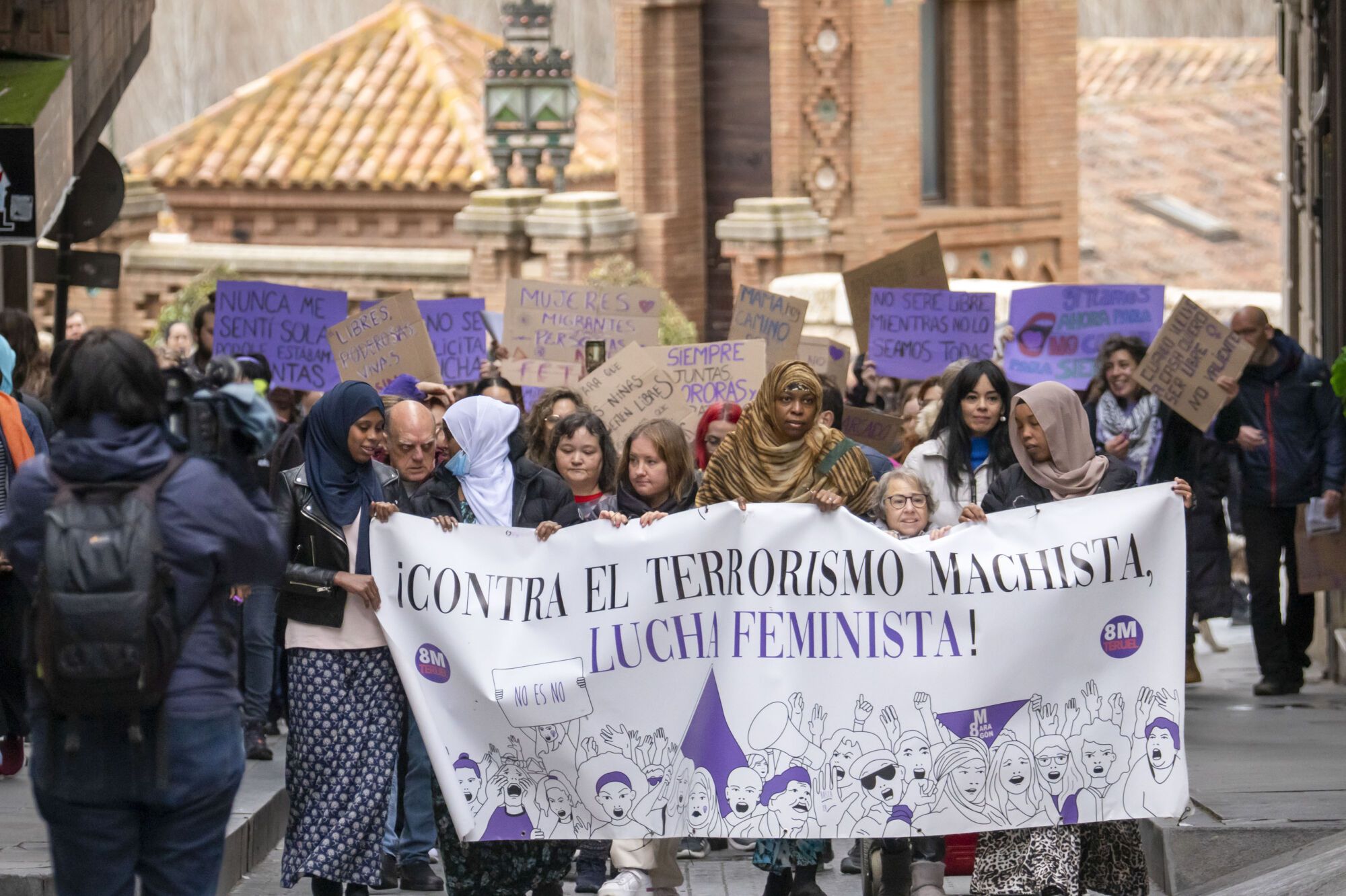 TERUEL, 08/03/2025.- Unas 700 personas han participado este sábado en la manifestacion del 8M en la ciudad de Teruel. EFE/Antonio García