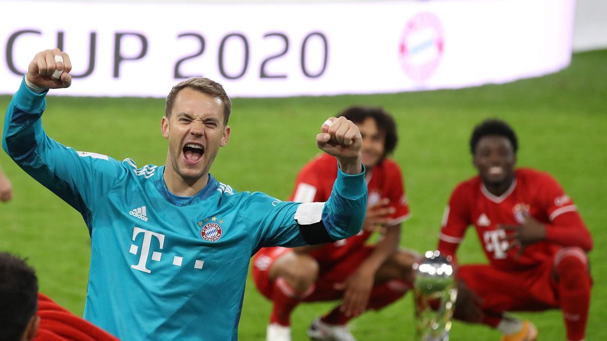 El Bayern de Múnich celebrando la Supercopa alemana del 2020 ante el Dortmund