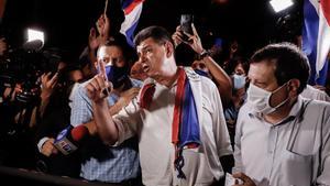 Efraín Alegre, presidente del Partido Liberal, el mayor de la oposición paraguaya, ofrece una entrevista mientras intenta entregarse en la cárcel de Tacumbú.