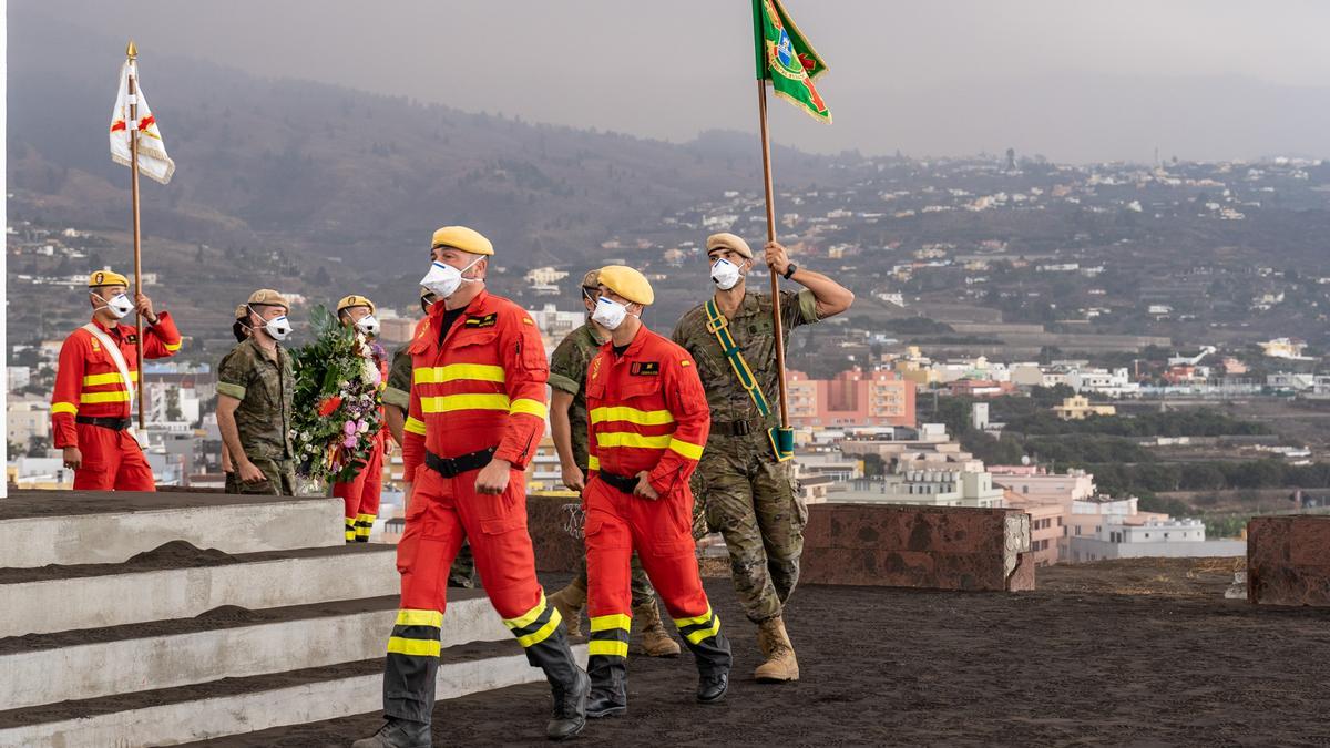 El Ejército homenajea a los difuntos en La Palma.