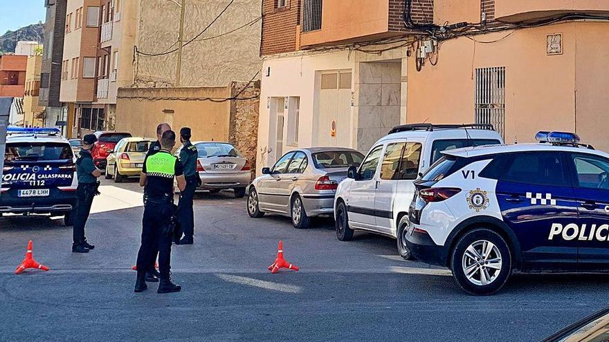 Agentes acordonan la calle, poco después del levantamiento del cuerpo del padre.