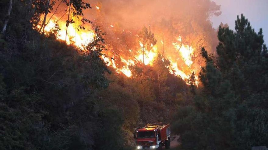 Un incendio en Melón (Ourense), activó el nivel amarillo en la A-52 por el intenso humo. // Jesús Regal