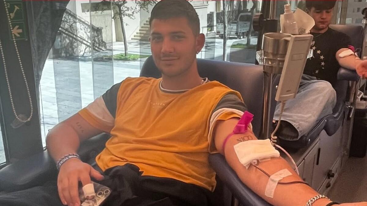 Donantes de sangue en una unidad móvil como la que visitará Cacheiras este miércoles