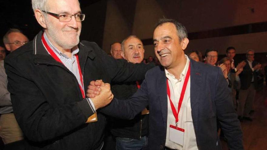 José Antonio Gómez, a la derecha, da la mano a Sánchez Aguión, de CCOO, ayer.