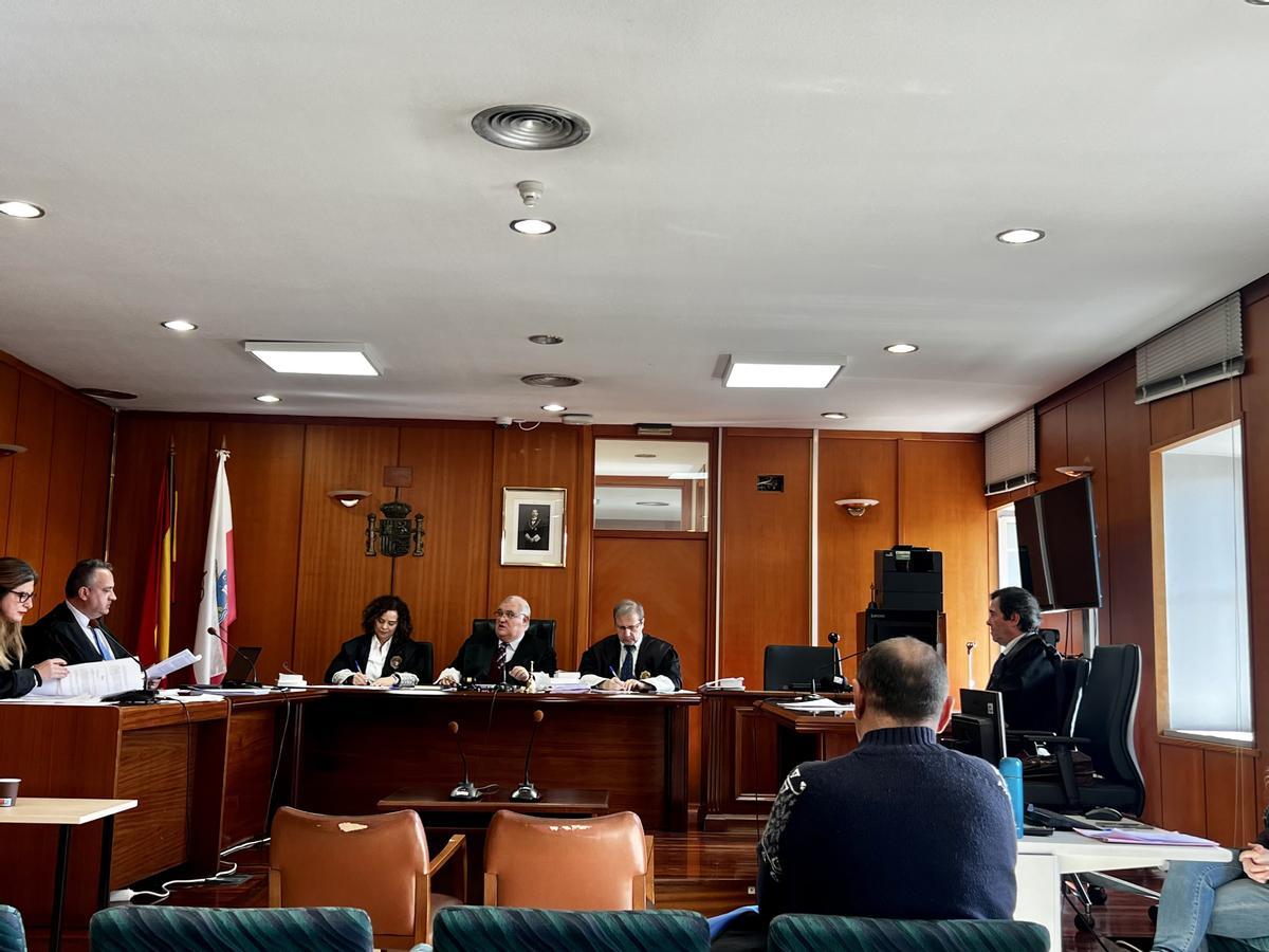 Archivo - Juicio contra el acusado de abusar de su hija en la Audiencia Provincial de Cantabria