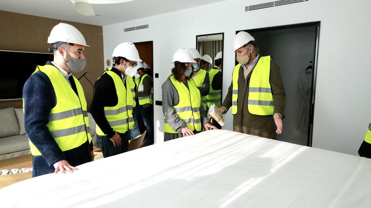 Iago Negueruela, Antoni Horrac y Francina Armengol en su visita a las obras del hotel Palma Blanc, en Ciutat.