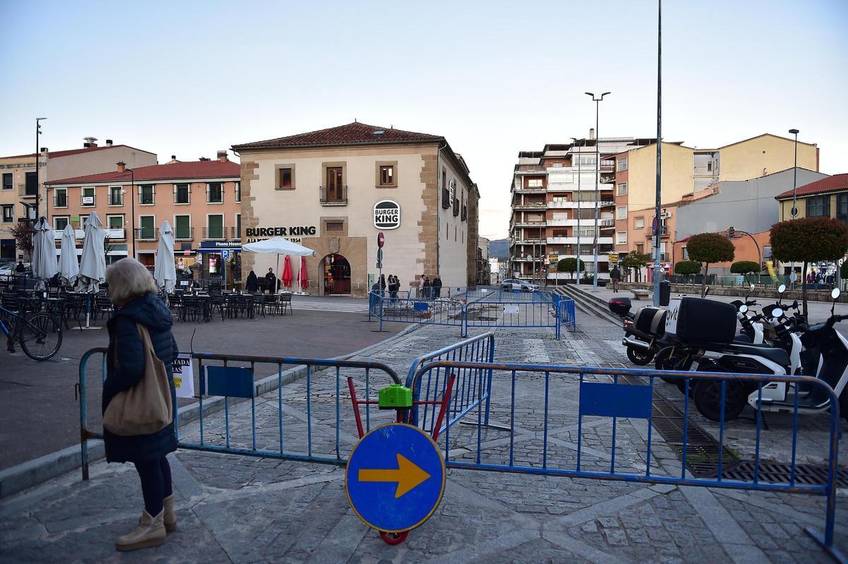 Corte de tráfico e itinerario alternativo, en la puerta del Sol de Plasencia.