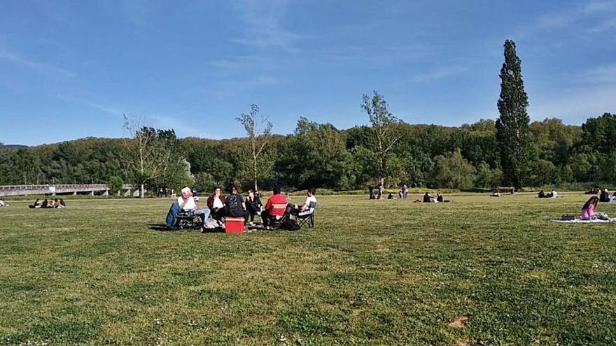 Diversos grups de persones, dissabte a la tarda, a l&#039;esplanada situada davant de Fontajau.