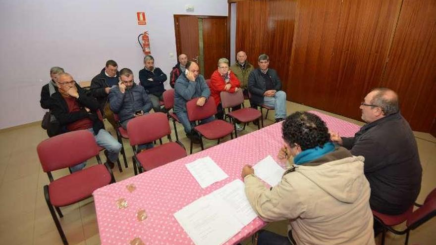 Asistentes a la reunión del viernes en Curro. // Gustavo Santos