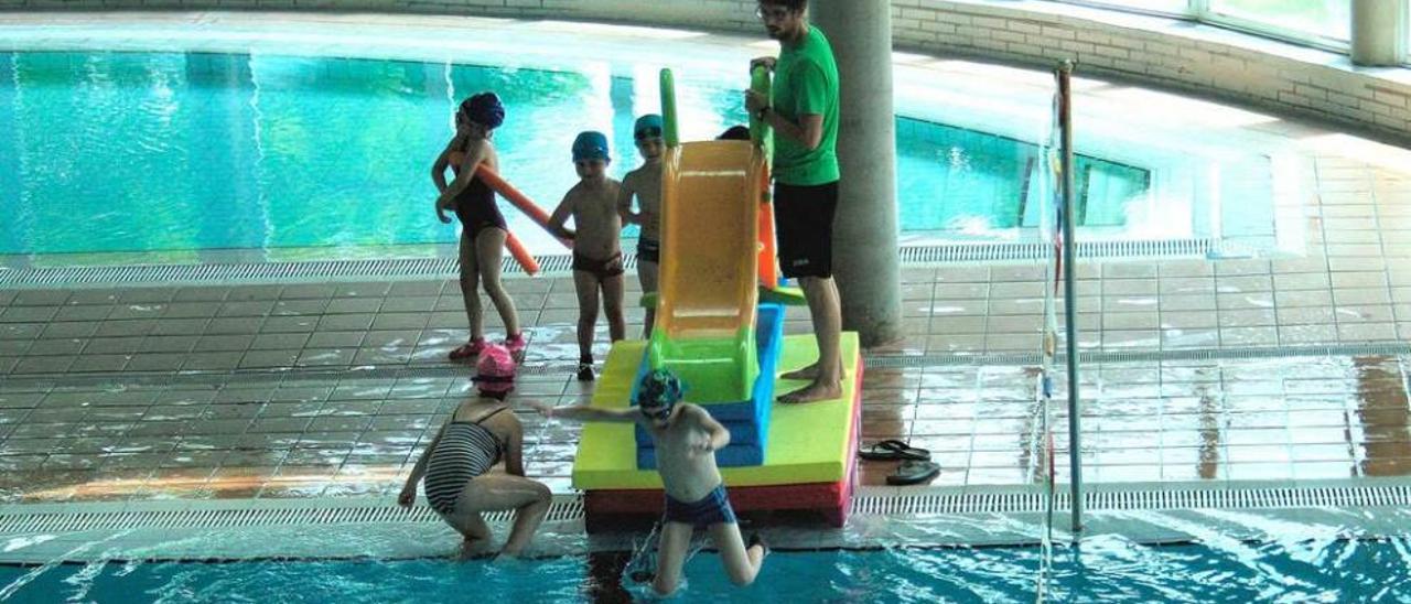 Alumnos del cursillo de natación de Pola de Siero, ayer, en la piscina cubierta.