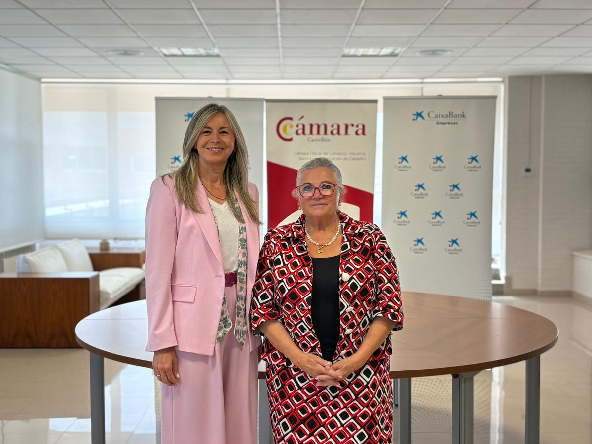Olga García y María Dolores Guillamón, tras la firma del convenio.