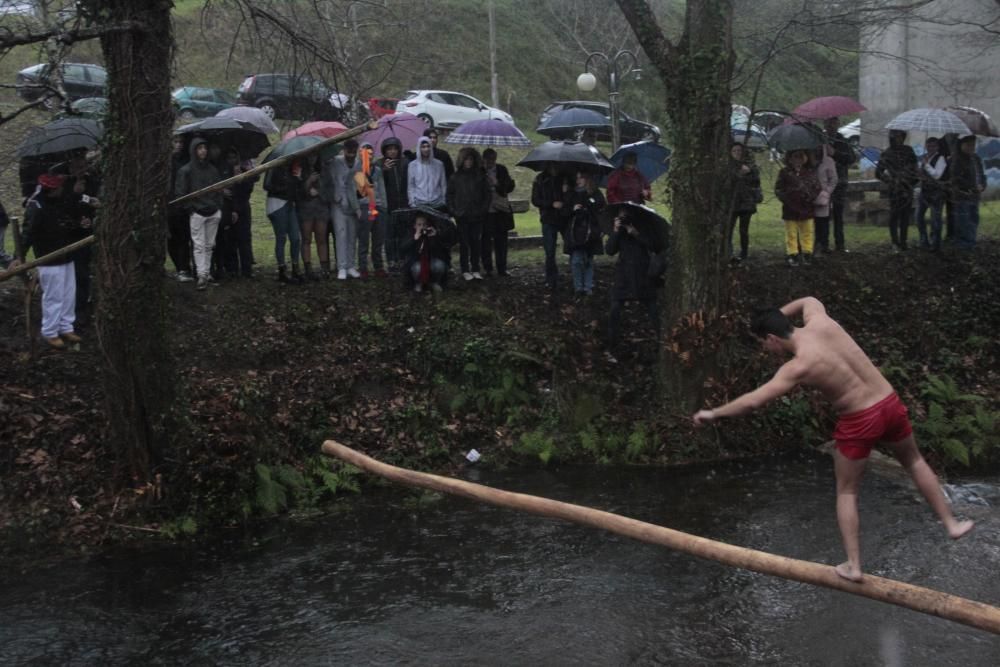 Carnaval en Galicia 2019 | Valor y frío en la tradicional "Corrida do Galo" del entroido de Vilaboa