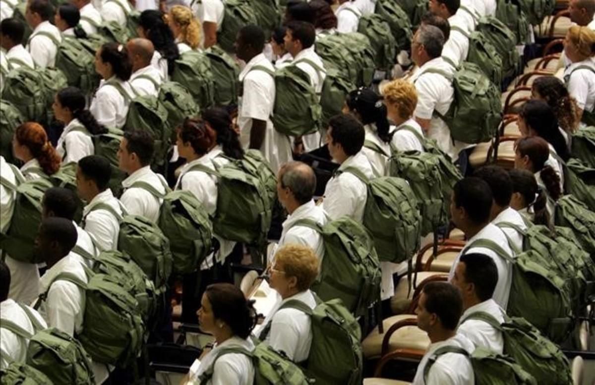 undefined3371821 cuban doctors stand as cuban president fidel castro arrives 161127172846