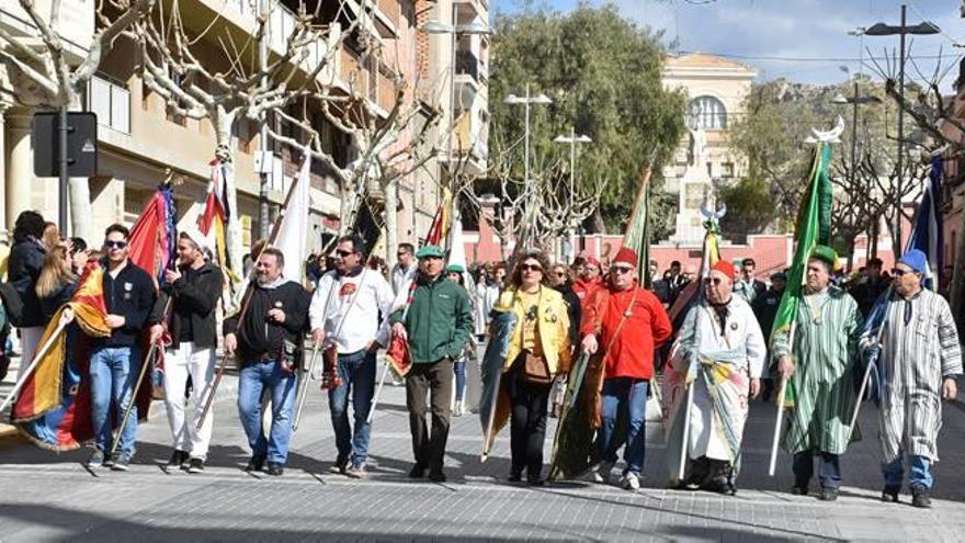 Los festeros tomaron La Plaça con los desfiles del Mig Any.