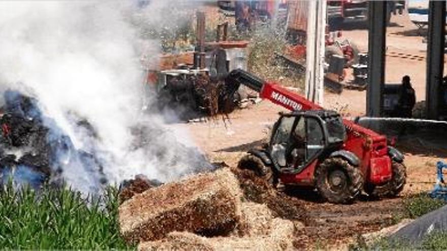 Cremen bales de palla d&#039;un cobert a Ravós del Terri