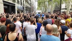 La ciutadania mostra el seu afecte als cossos de seguretat. 