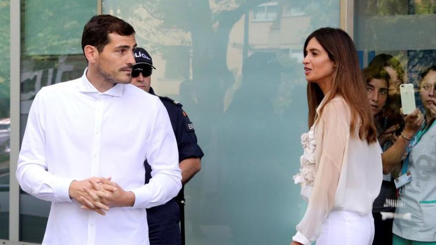 Iker Casillas a su salida del hospital el pasado mayo.