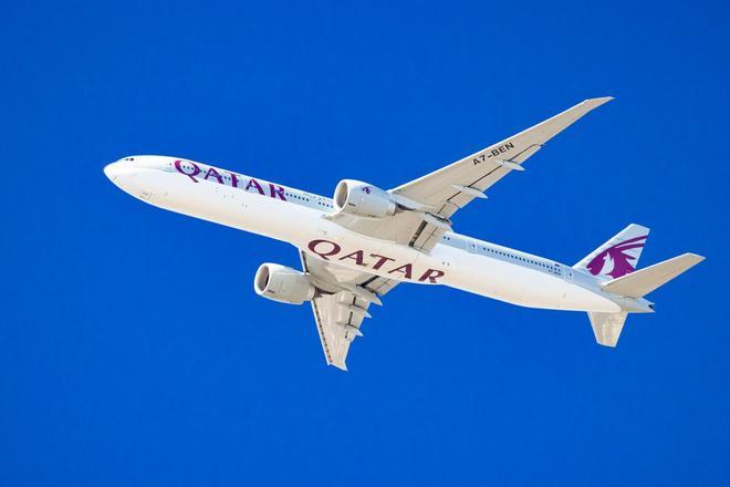 Avión de Qatar Airways en vuelo