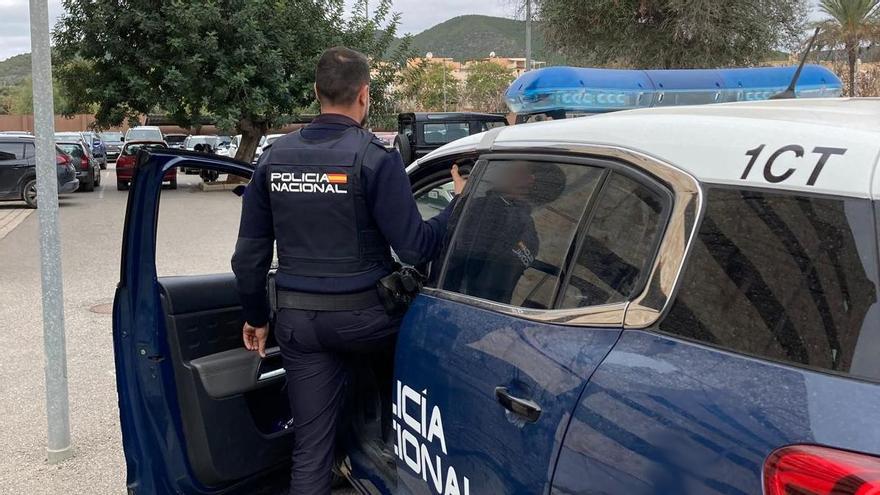Un agente de la Policía Nacional de Ibiza sube a su coche patrulla