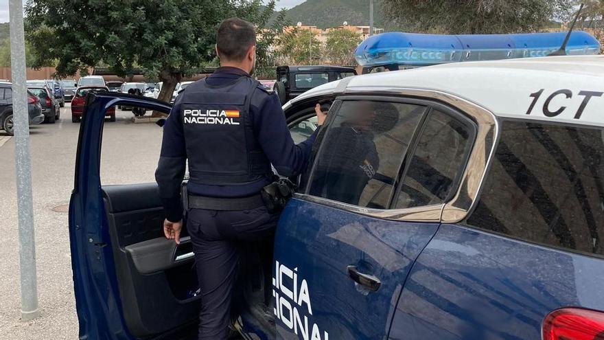 Un agente de la Policía Nacional de Ibiza