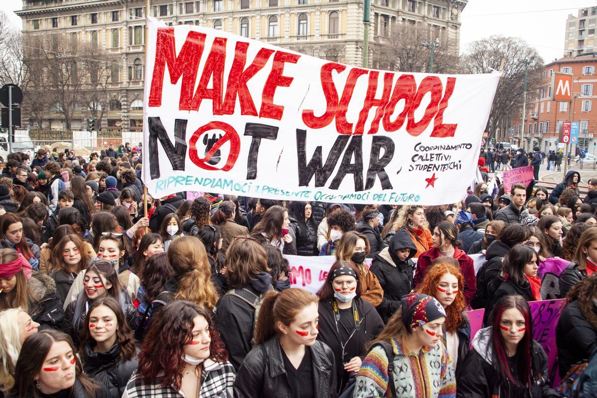Estudiantes italianas durante una manifestación convocada con motivo del 8-M en Milán.