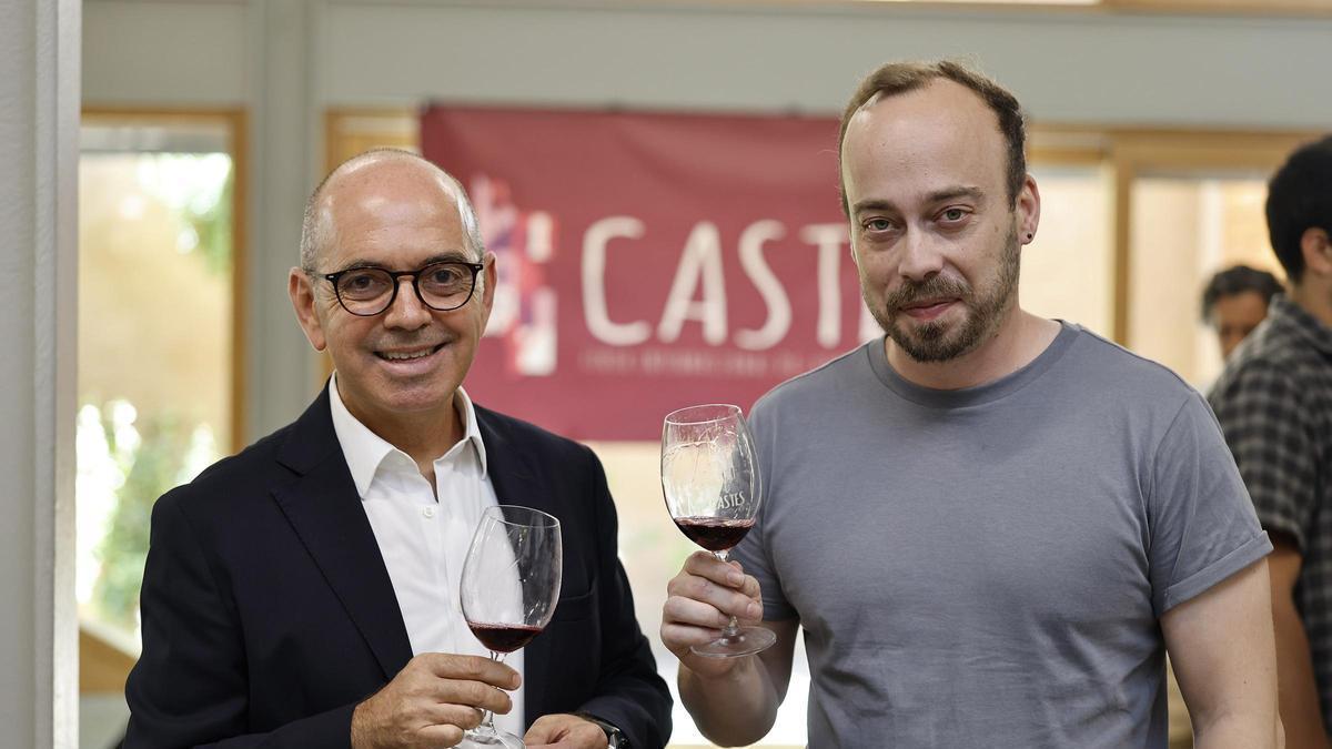 El director de Castes, José Dieste, con el presidente de la Casa de Galicia en Madrid, Luis Enrique Ramos.