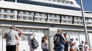 Cruceristas del MSC Orchestra se bajan en Málaga.