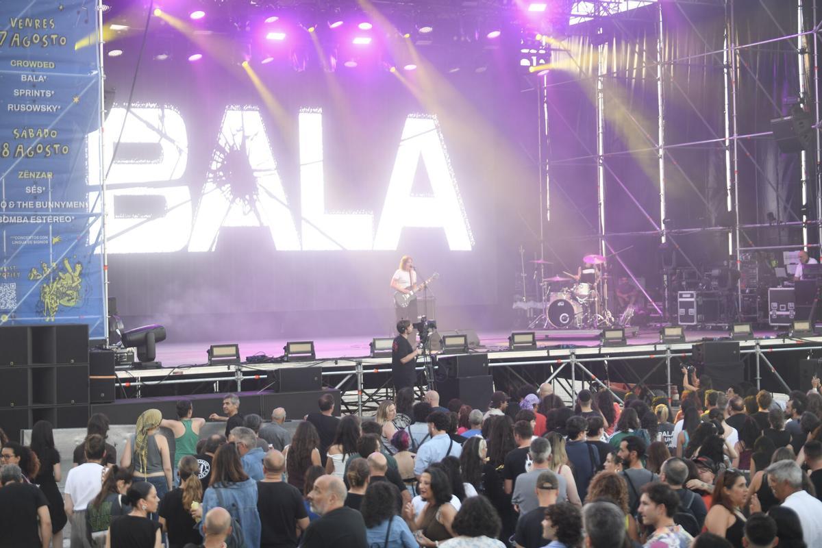 El dúo gallego formado por Anxela Baltar (guitarra y voz) y Violeta Mosquera (batería y voz) tomaron el escenario de la playa en la primera jornada del Festival Noroeste en Riazor. El dúo gallego formado por Anxela Baltar (guitarra y voz) y Violeta Mosquera (batería y voz) tomaron el escenario de la playa en la primera jornada del Festival Noroeste en Riazor.