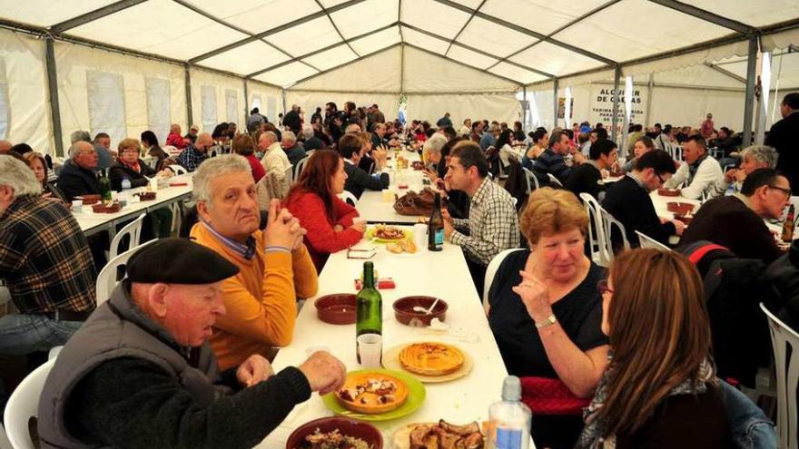 Asistentes a la Festa da Lamprea de Pontecesures, el domingo pasado. // Iñaki Abella