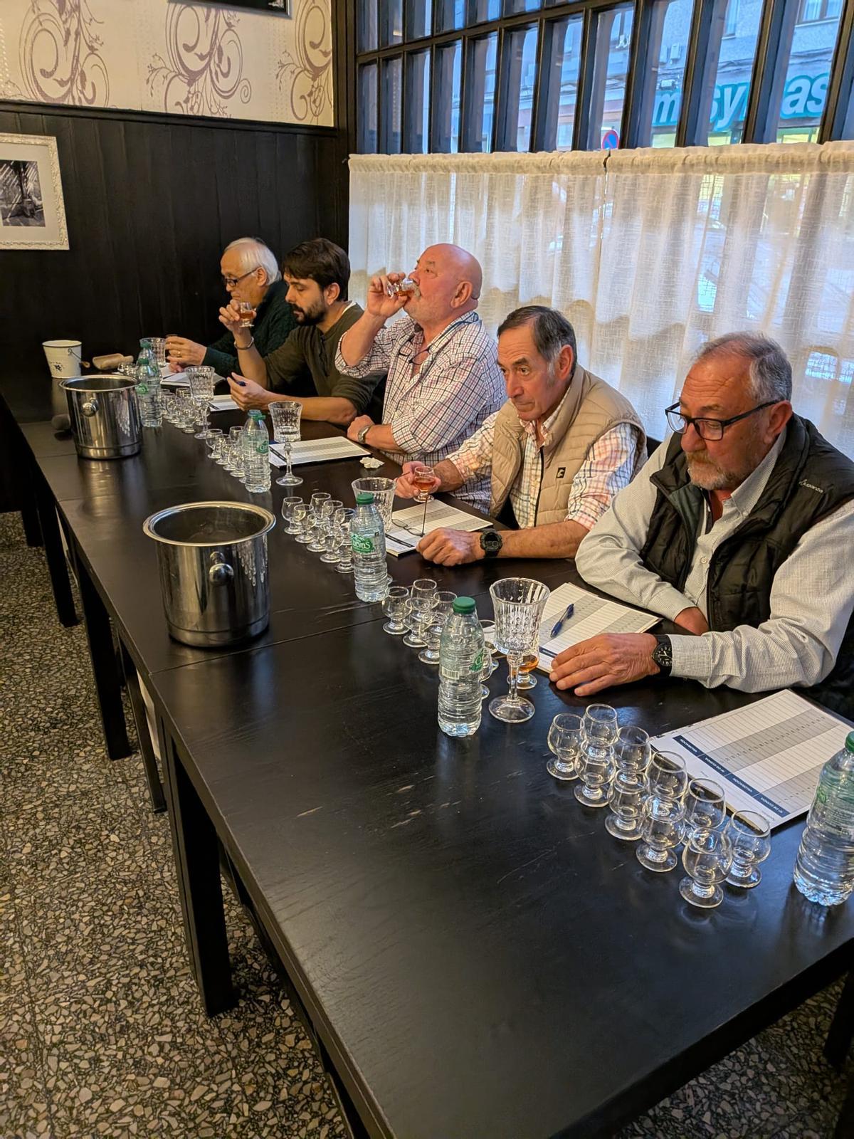El jurado, durante la prueba de los licores.