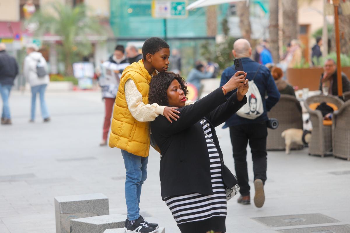 Turistas haciéndose un selfi en el centro de València.