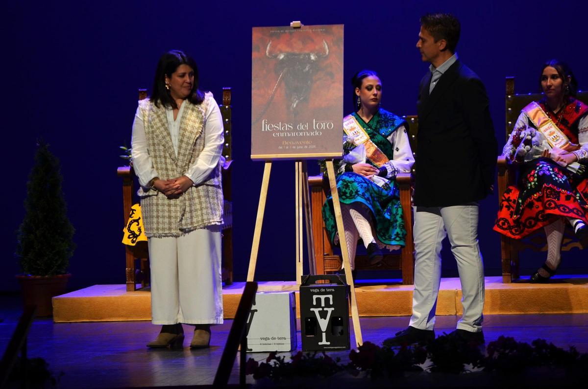 El concejal de Fiestas y la alcaldesa de Benavente, tras descubrir el cartel que representará a las Fiestas del Toro este año.