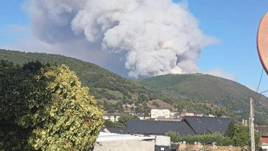 Confinados un centenar de vecinos en Laciana por un incendio forestal