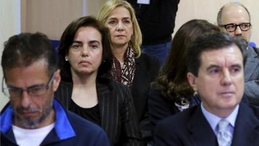 La infanta Cristina, a la banqueta dels acusats darrere de Ana María Tejeiro i Jaume Matas.